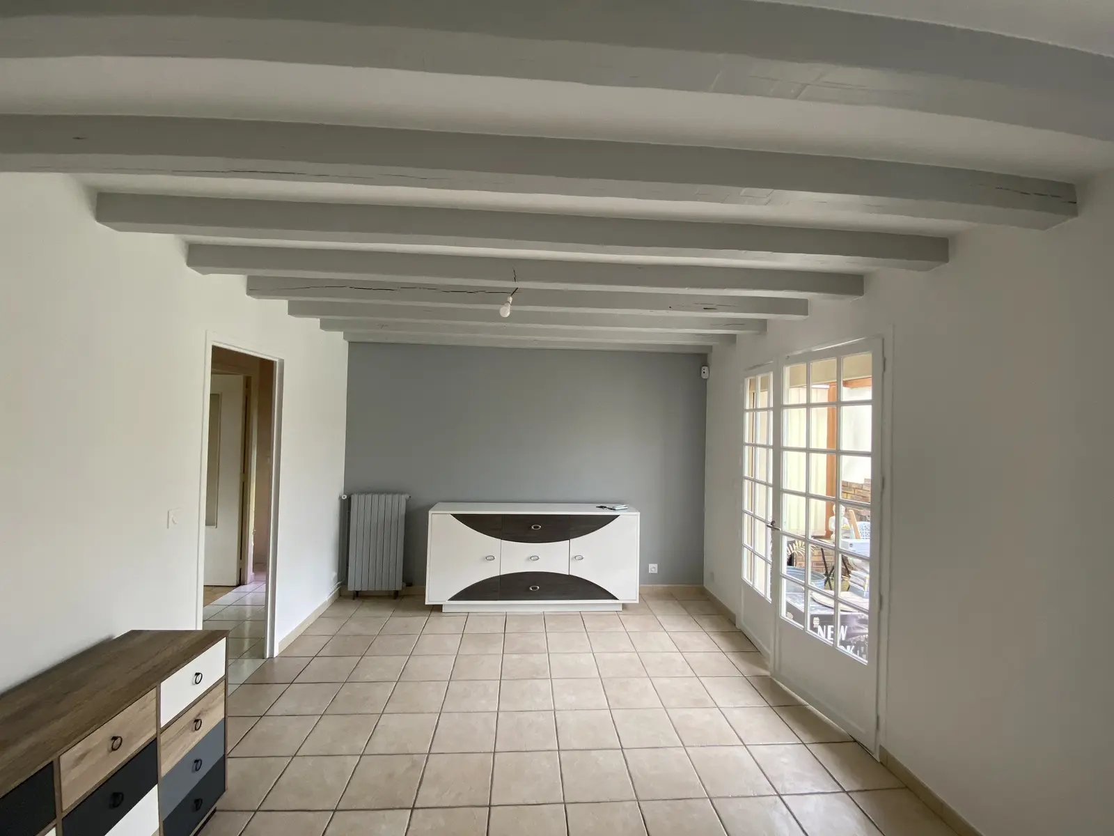 Mur et poutres gris clair, peinture uniforme