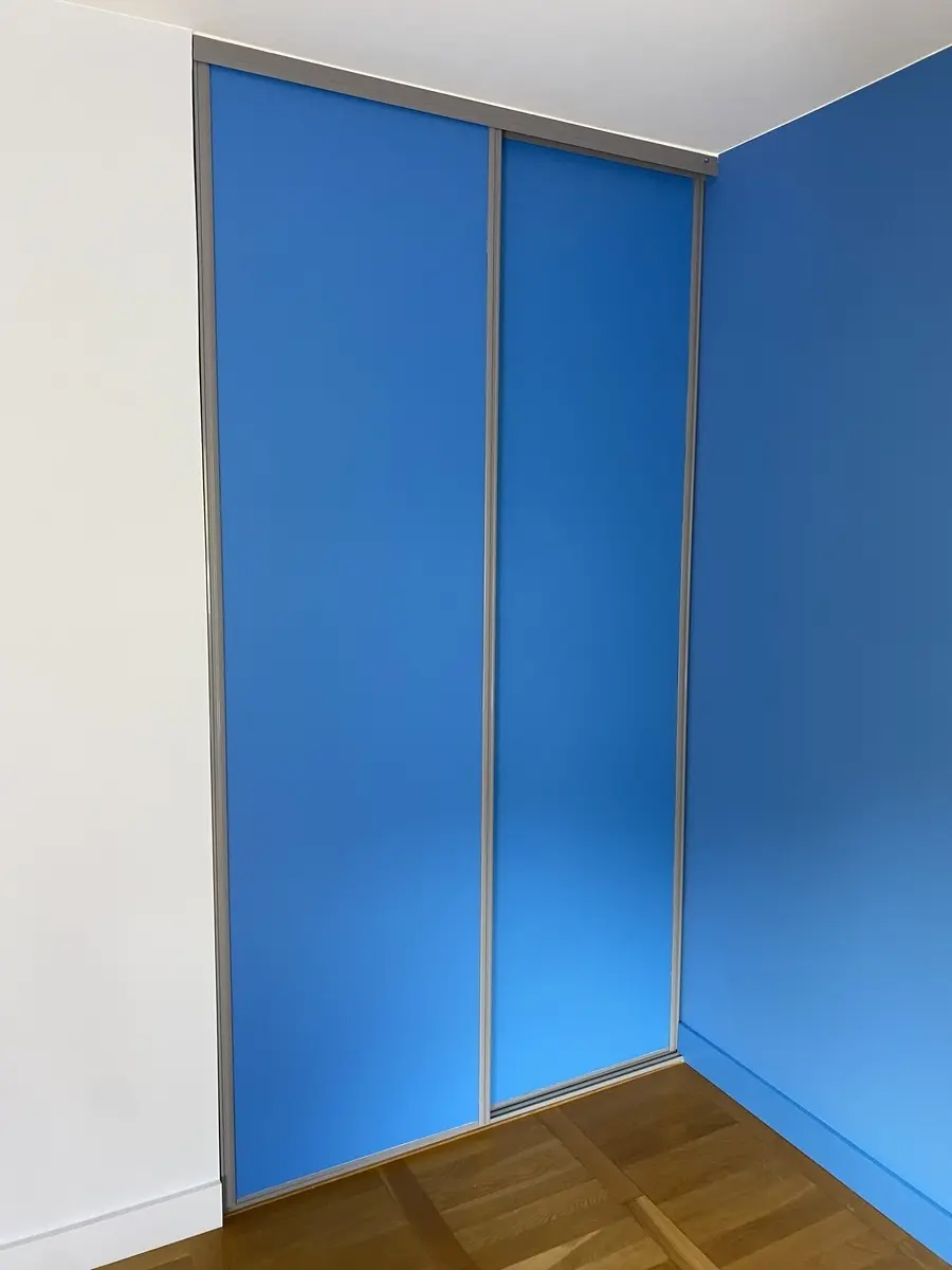 Placard peint en bleu, mis en valeur par une finition lisse et uniforme.