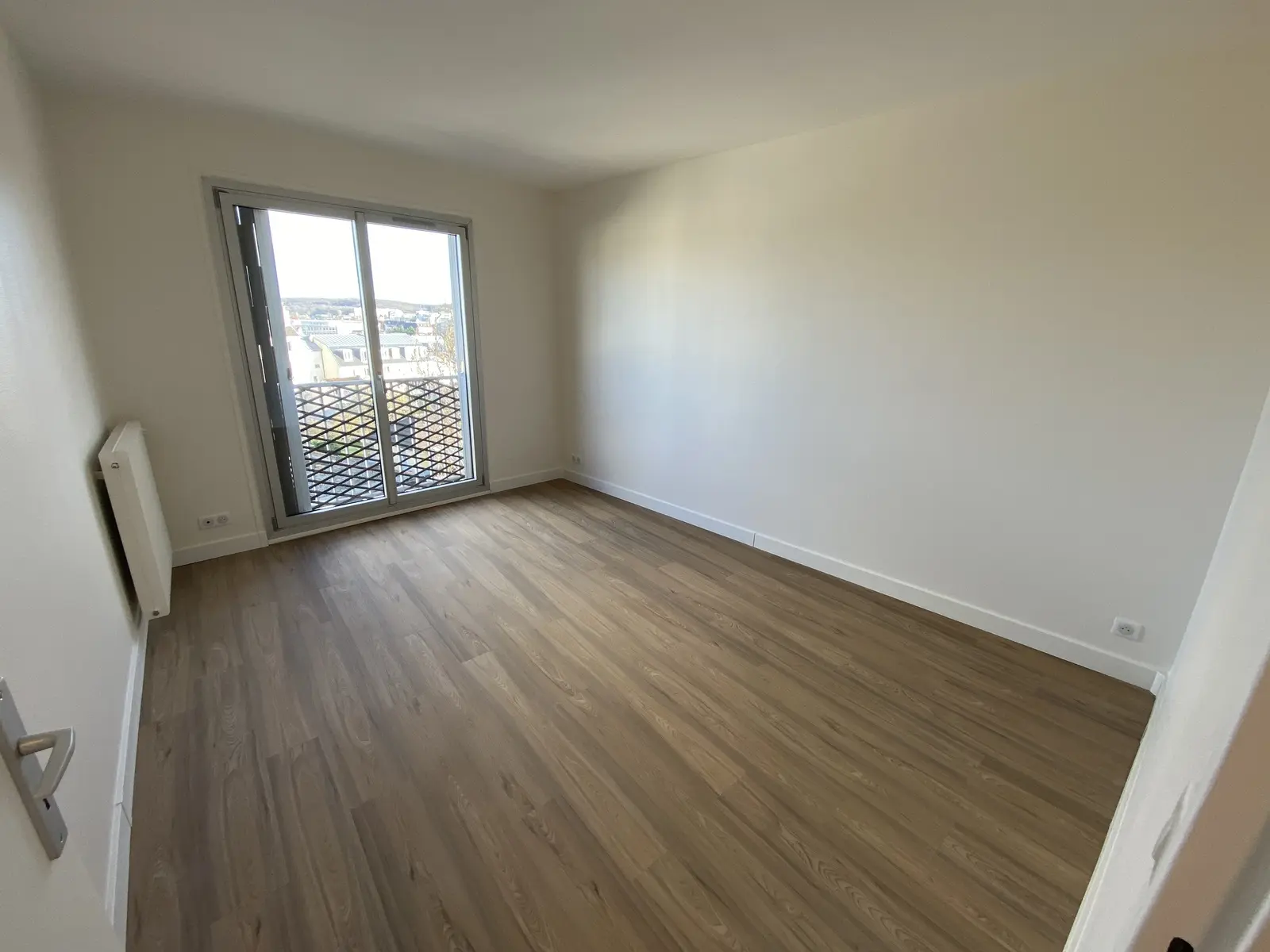 Parquet en bois clair, collé en pose droite.