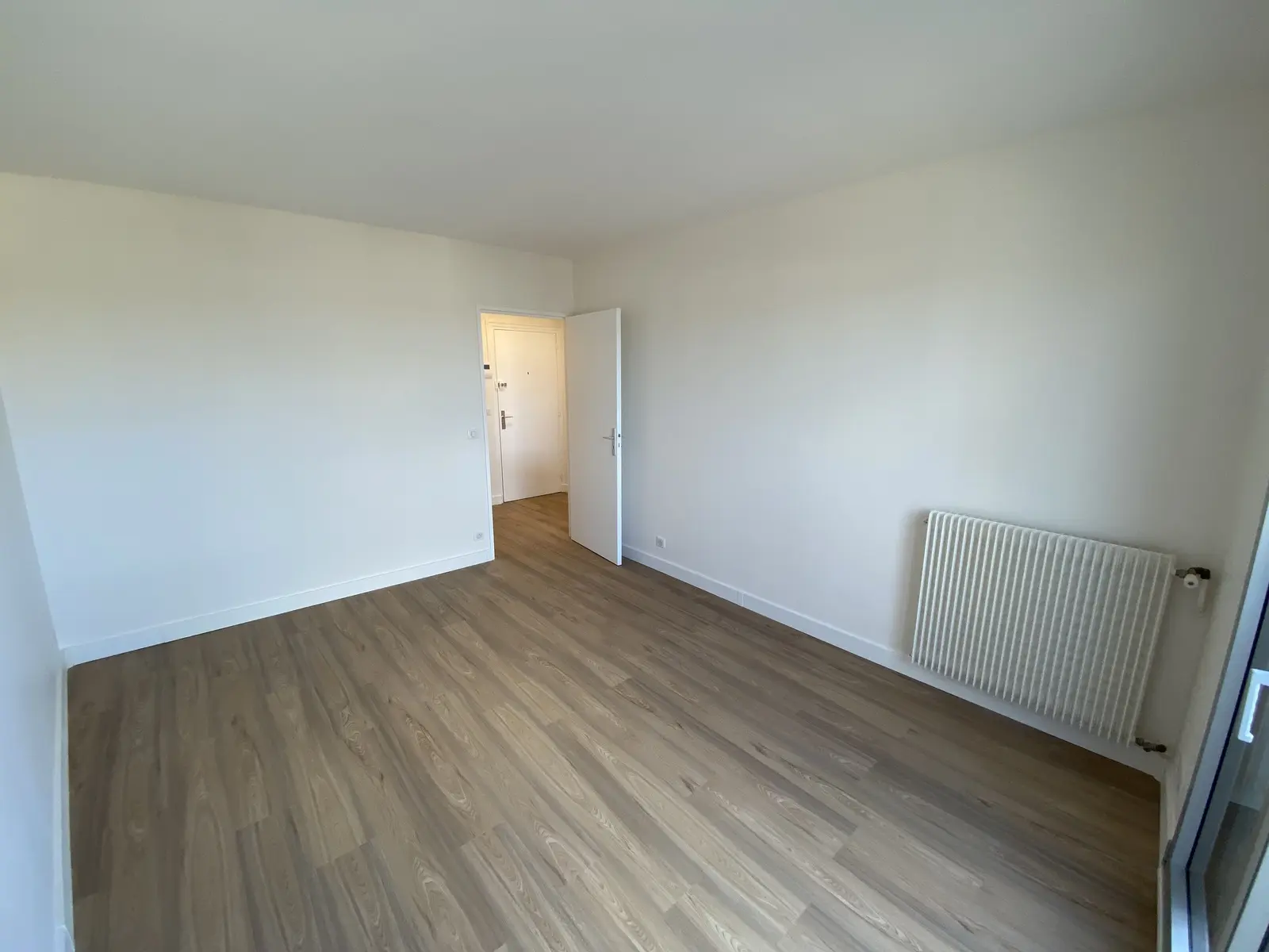 Sol en parquet collé, pose droite. Parquet en bois clair apportant luminosité et douceur à la pièce. Pose précise, alignement impeccable des lames.